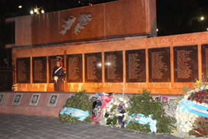 Granaderos realizó un homenaje a los héroes de Malvinas.