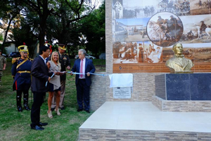 Descubrimiento de placas alegóricas al Bicentenario del Cruce de los Andes