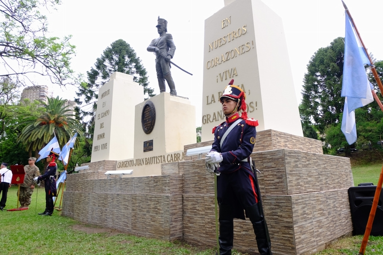 Descubrimiento de Monumento al Sargento Cabral.